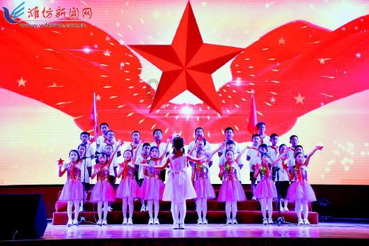 夏季的时尚女孩
